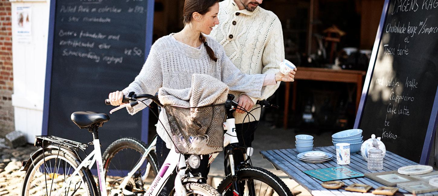 Par med cykler foran butik i Møgeltønder