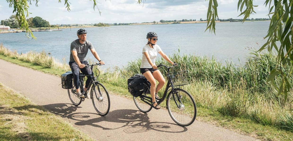 Par på elcykler